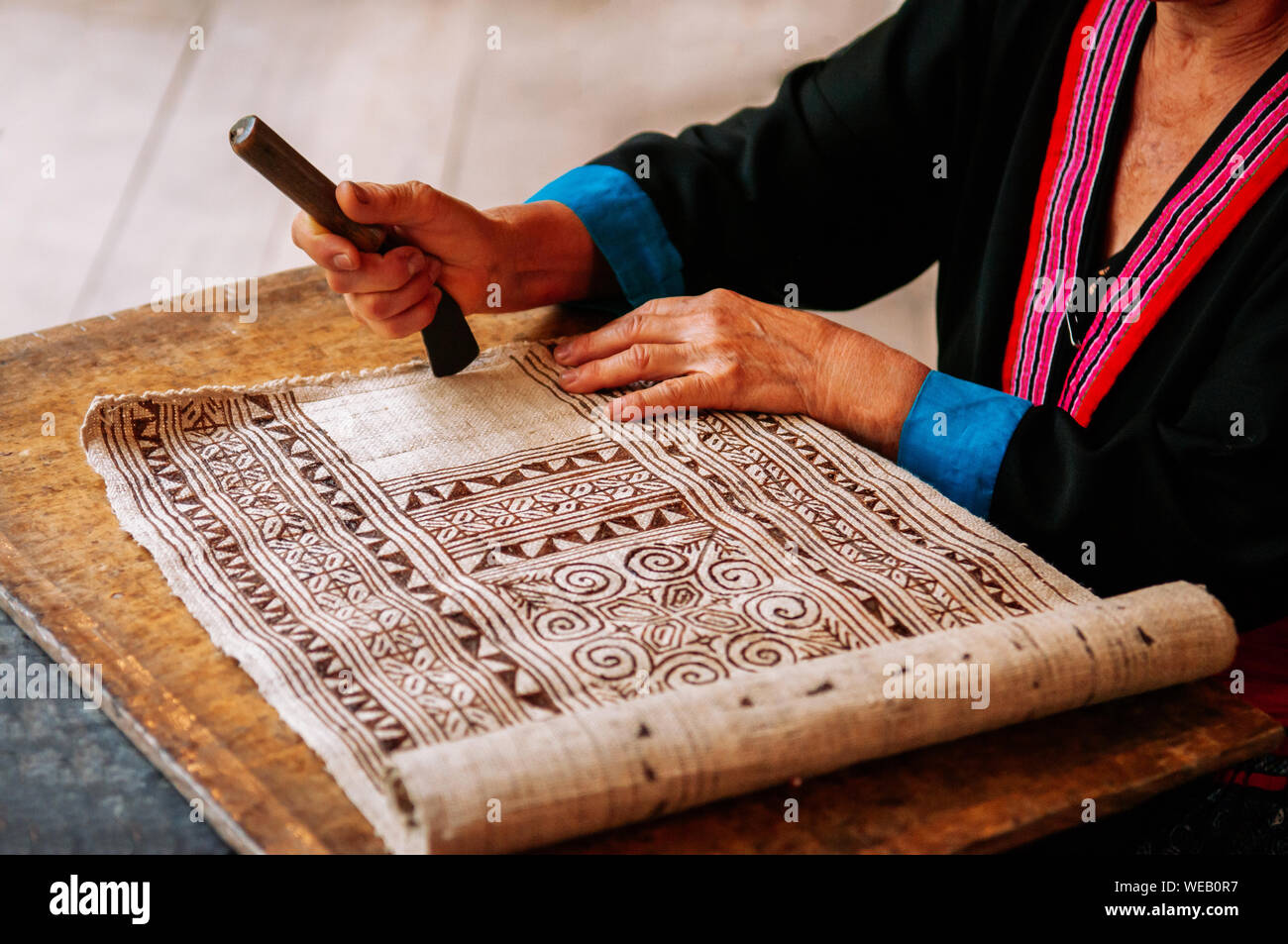 Luang Prabang, Laos - Laos Hilltribe femme travaillant sur peinture sur tissu Batik. Culture, tourisme à Ock Pop Tok centre d'artisanat Banque D'Images