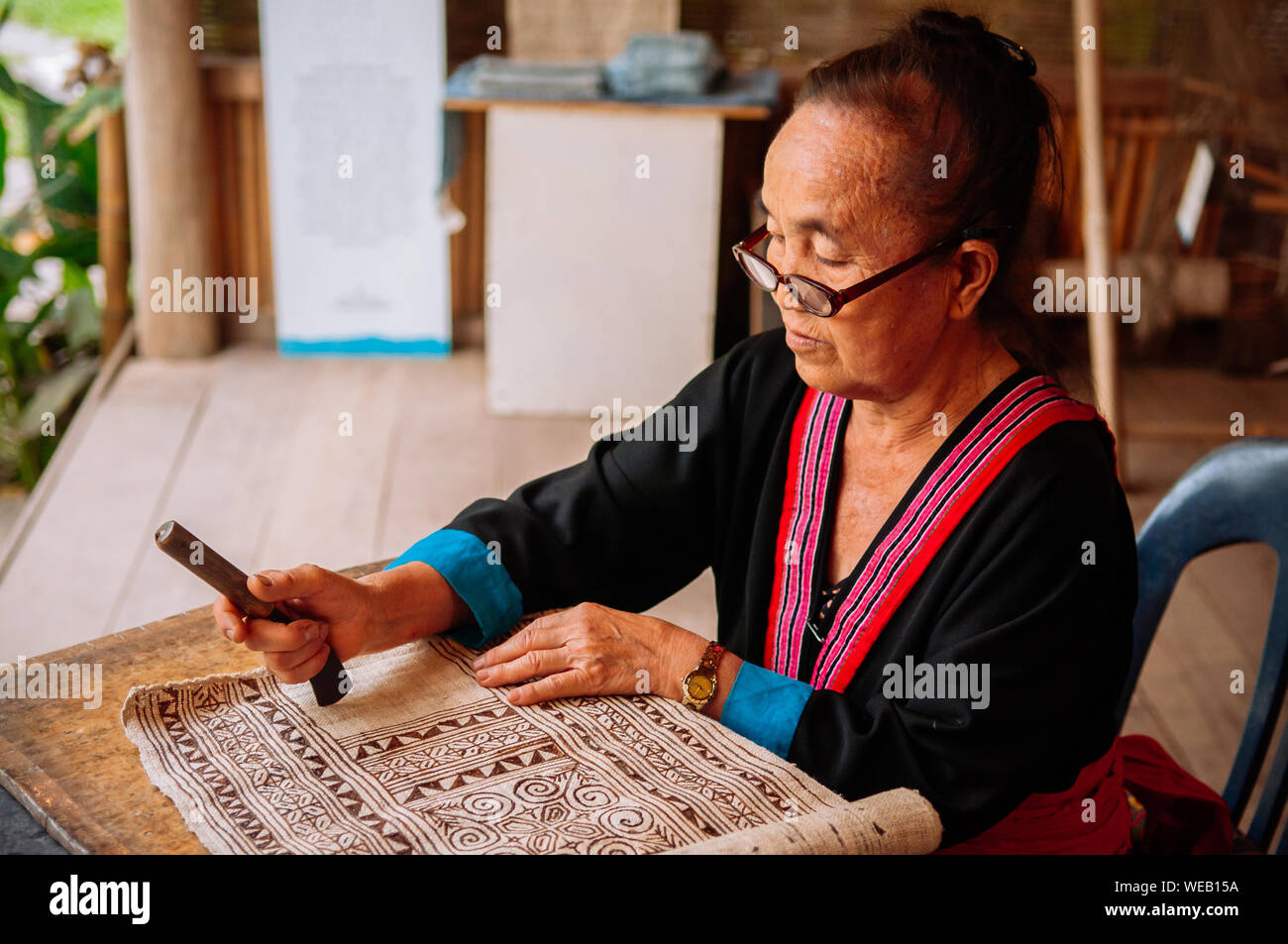 APR 4, 2018 Luang Prabang, Laos - Laos Hilltribe femme travaillant sur peinture sur tissu Batik. Culture, tourisme à Ock Pop Tok centre d'artisanat Banque D'Images