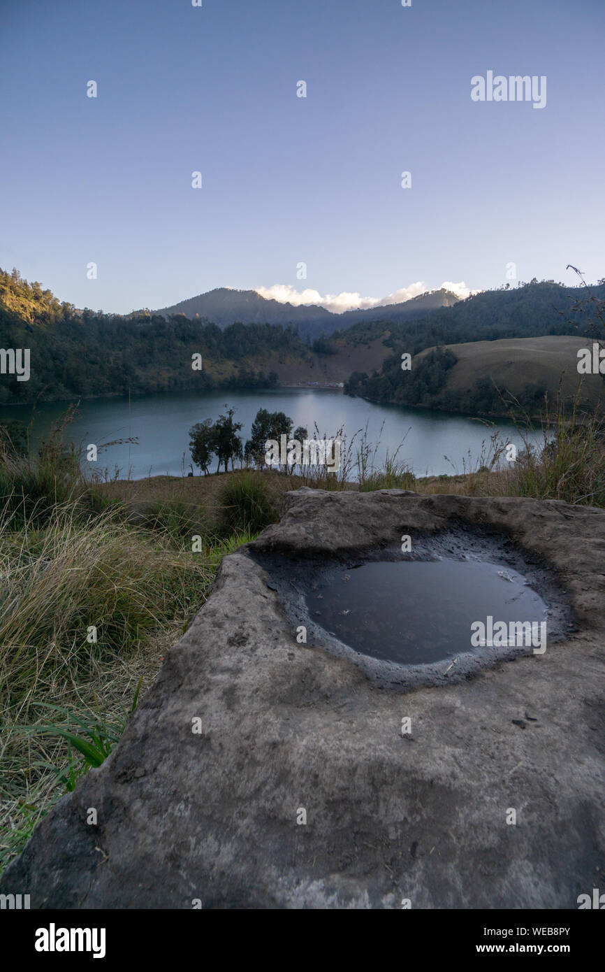 Ranu Kumbolo lac est le lac Sainte hindoue pour situé dans le parc national de bromo tengger semeru à malang lumajang est de Java en Indonésie Banque D'Images