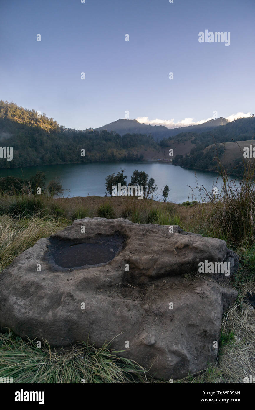 Ranu Kumbolo lac est le lac Sainte hindoue pour situé dans le parc national de bromo tengger semeru à malang lumajang est de Java en Indonésie Banque D'Images