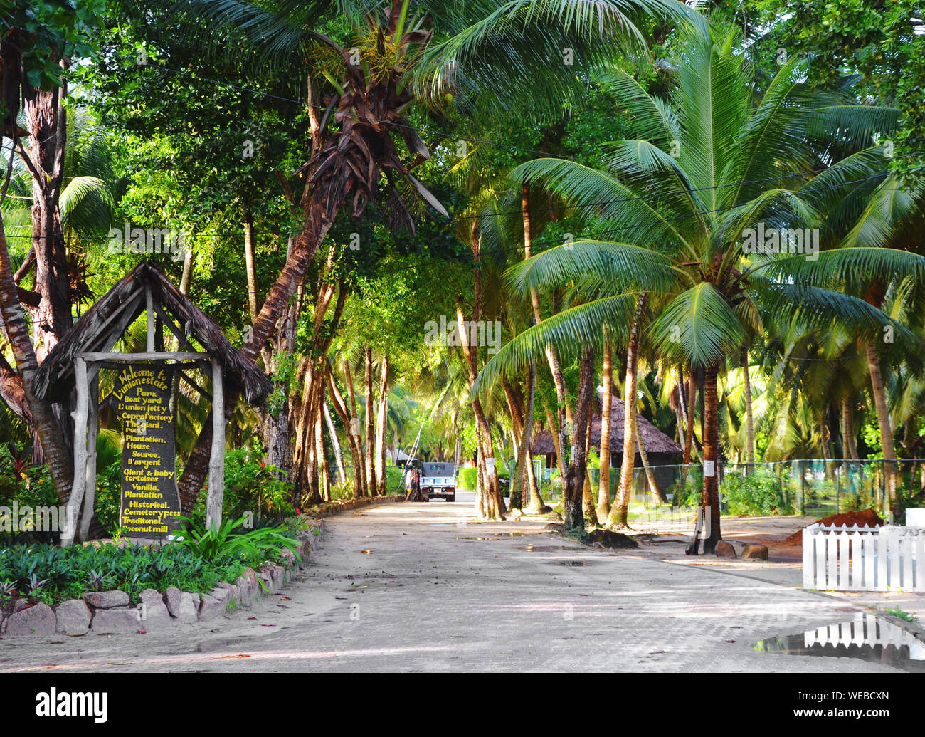 La Digue, Seychelles : entrée au parc immobilier de l'Union avec des cocotiers, plantation de vanille et la végétation luxuriante Banque D'Images