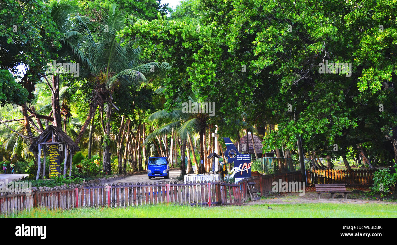 La Digue, Seychelles : entrée au parc immobilier de l'Union avec des cocotiers, plantation de vanille et la végétation luxuriante Banque D'Images