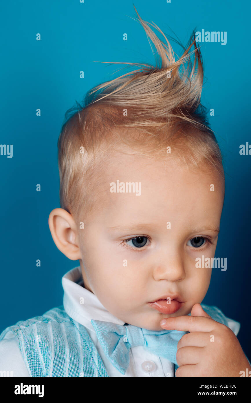 Coupe De Cheveux Garcon Blond Avoir une coupe moderne. Garçon enfant avec des cheveux blonds. Petit  enfant avec haut coupe de cheveux. Petit garçon avec un coupe de cheveux.  Soins des cheveux sains habi Photo Stock -