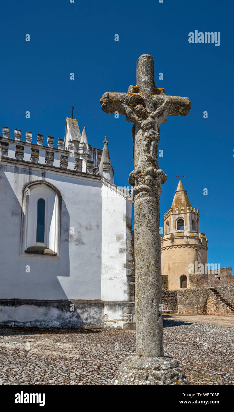 Croix, l'église de l'annonciation au château à Viana do Alentejo, Evora, district central de l'Alentejo, Portugal Banque D'Images