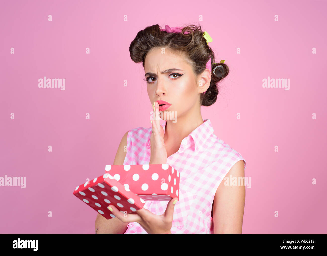 Joyeux Anniversaire Partie Celebration Pinup Girl Avec Mode De Cheveux Femme Retro Sur Berthday Partie Pin Up Femme Avec Un Miroir Tres Tendance Jolie Fille Dans Vintag Photo Stock Alamy