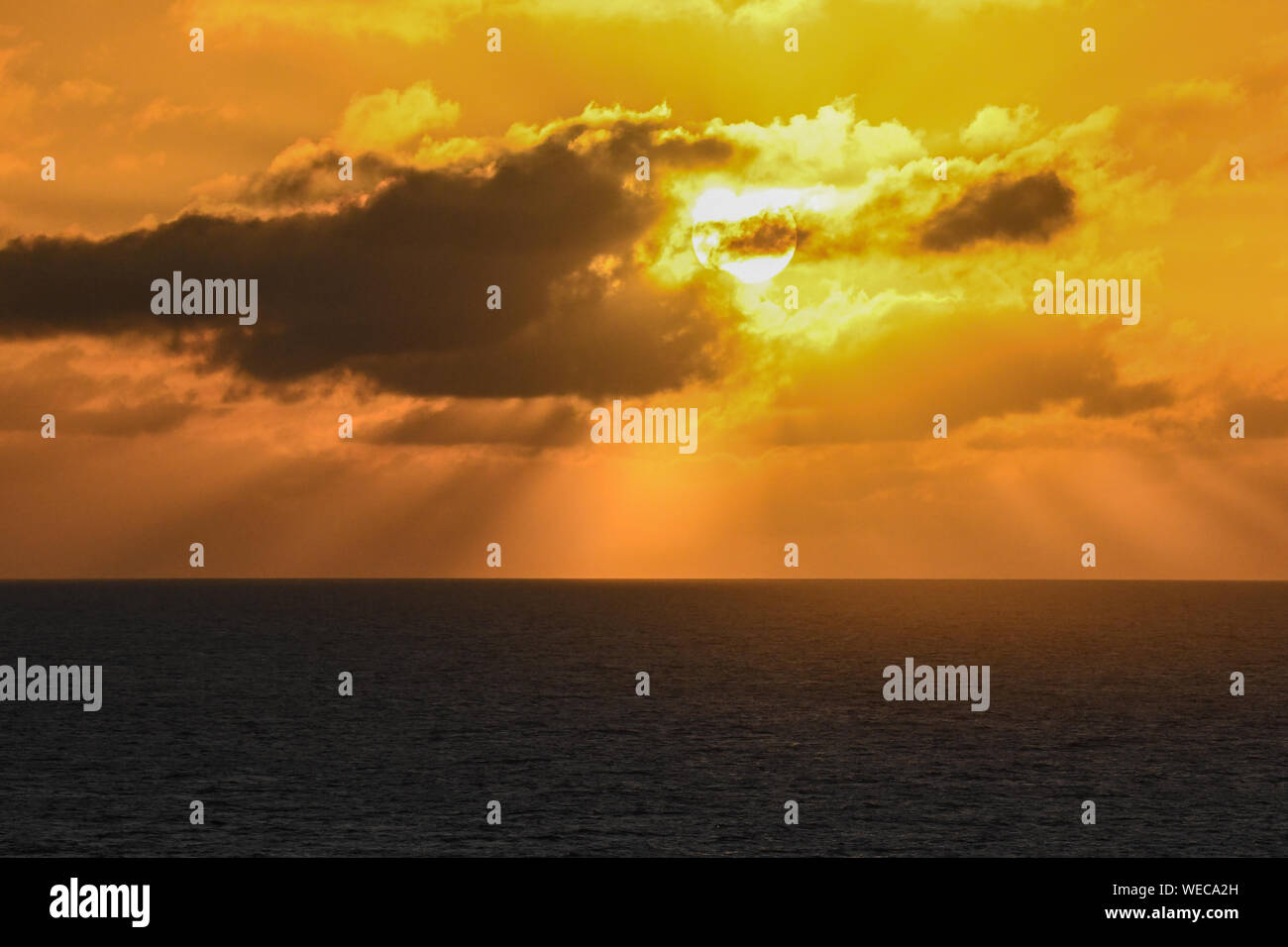 Avec les nuages coucher de soleil spectaculaire et orange ciel au-dessus de la mer des Caraïbes - soleil colorés les rayons de lumière - les nuages et rayons de soleil | soleil - Coucher du soleil des Caraïbes Banque D'Images
