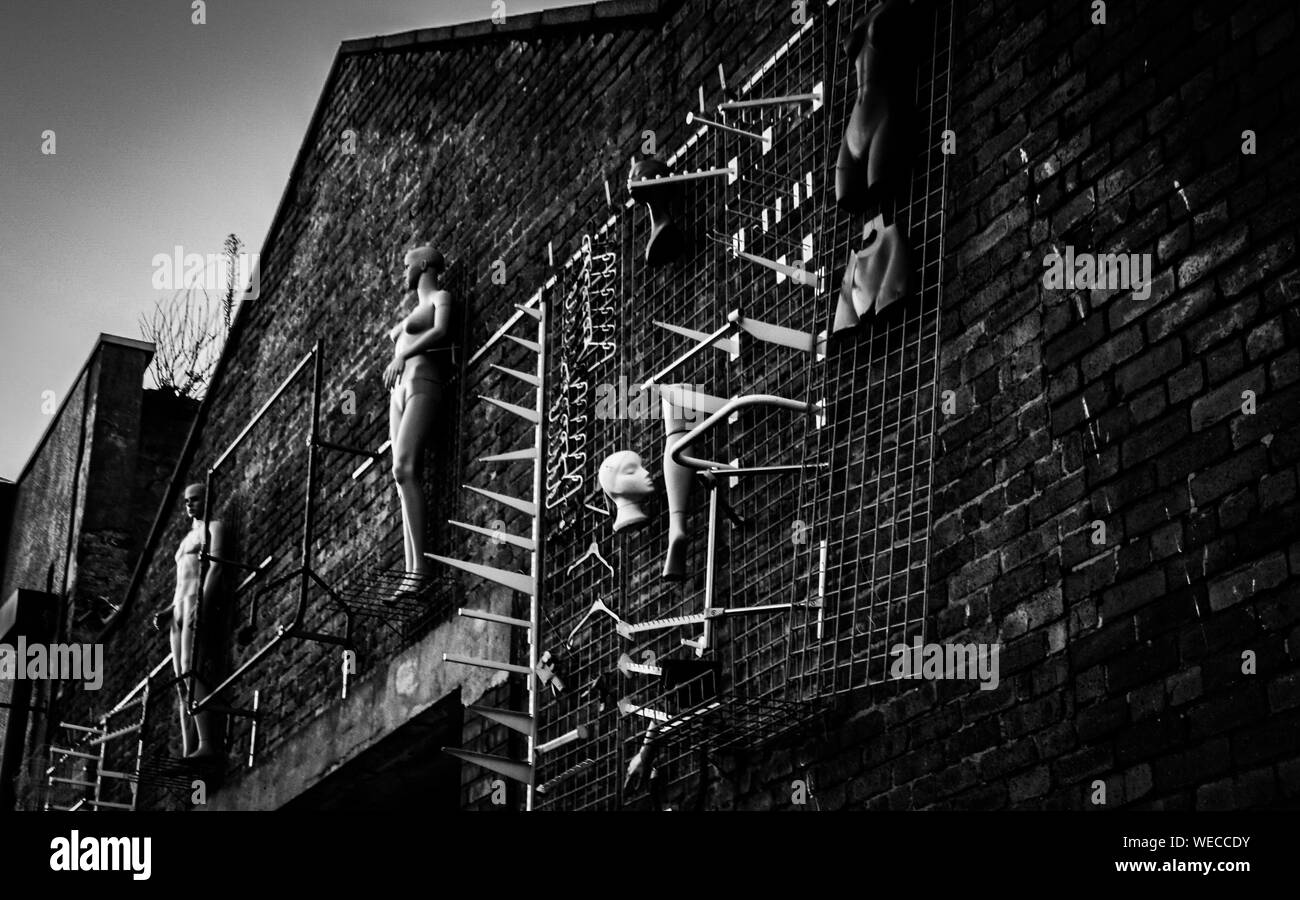 Liverpool Docks, Angleterre, Royaume-Uni. Fou maison - avec poupées Banque D'Images