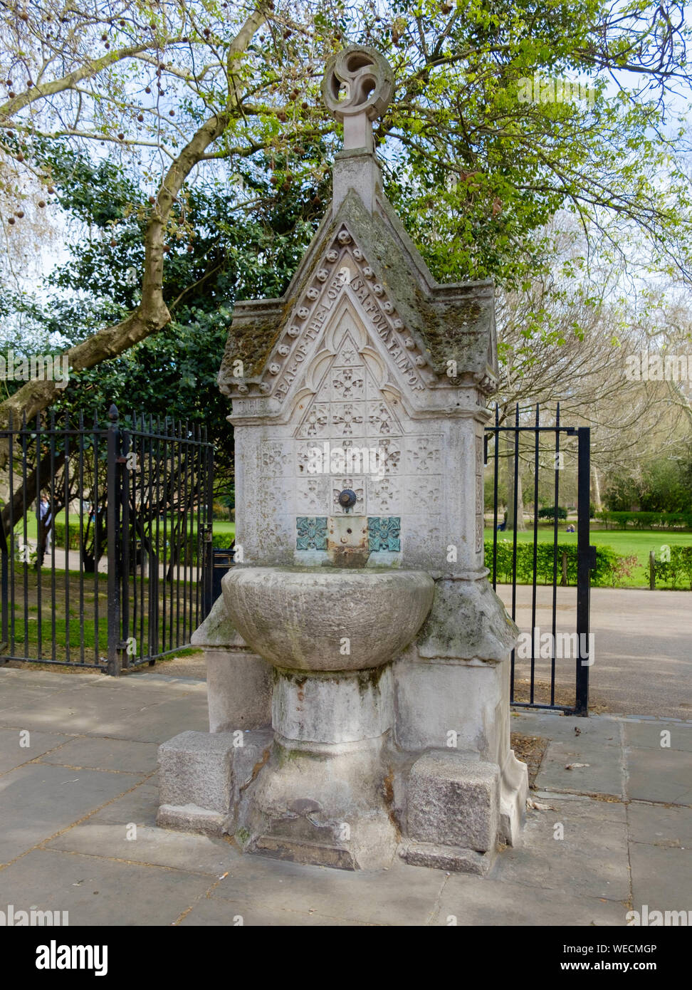 L'eau potable fontaine gothique victorien construit 1861, Lincoln's Inn Fields, London, England, UK Banque D'Images
