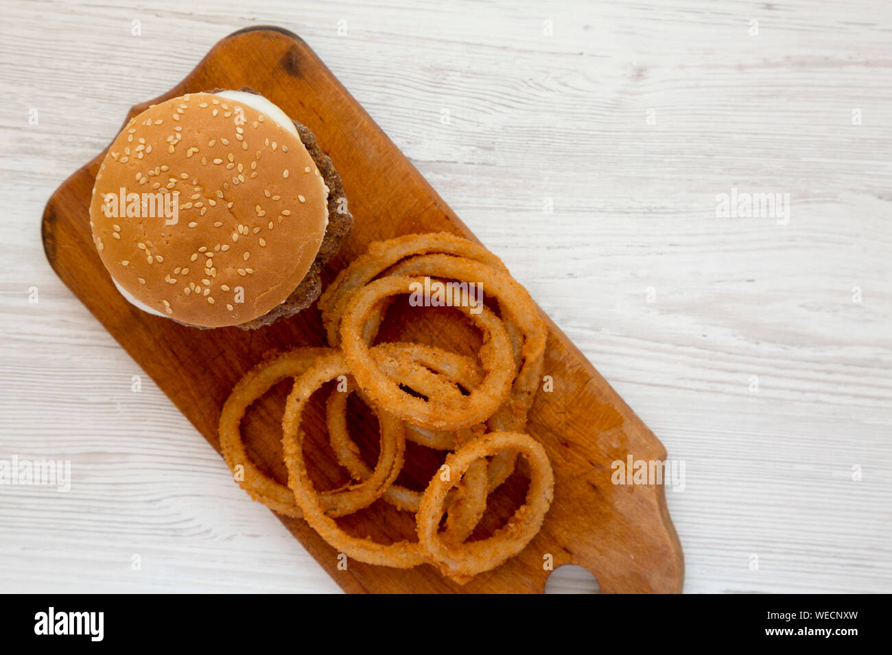 Des limaces Mississippi hamburgers avec des oignons blancs sur un fond de bois, vue du dessus. Mise à plat, à partir de ci-dessus, les frais généraux. Copier l'espace. Banque D'Images