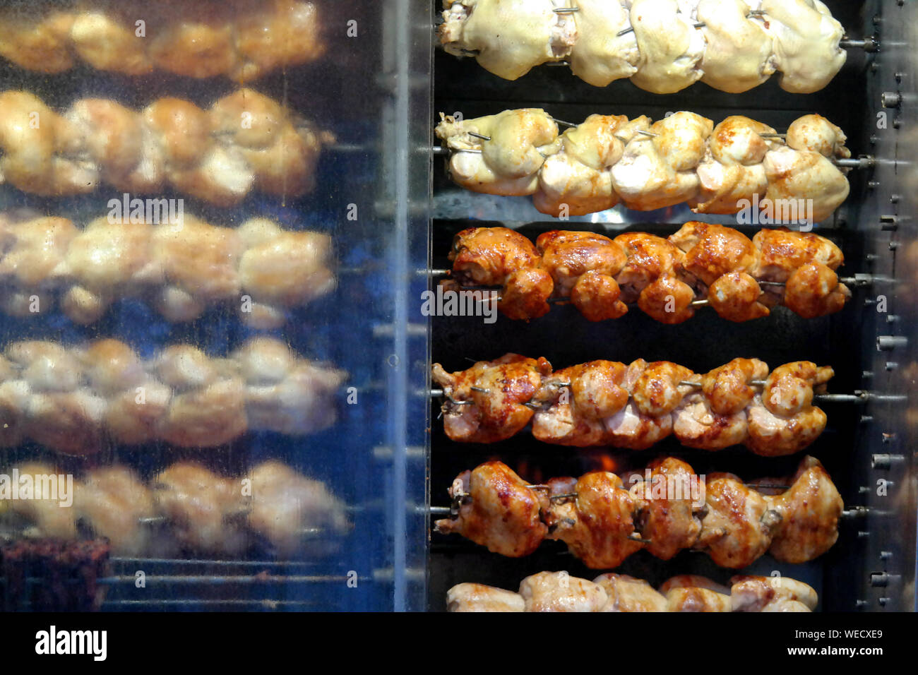 Brochettes de poulet grillé sur une broche, la viande traditionnelle rasée, servi à l'intérieur de kebab sandwich en Méditerranée et les pays arabes au Moyen Orient. Banque D'Images