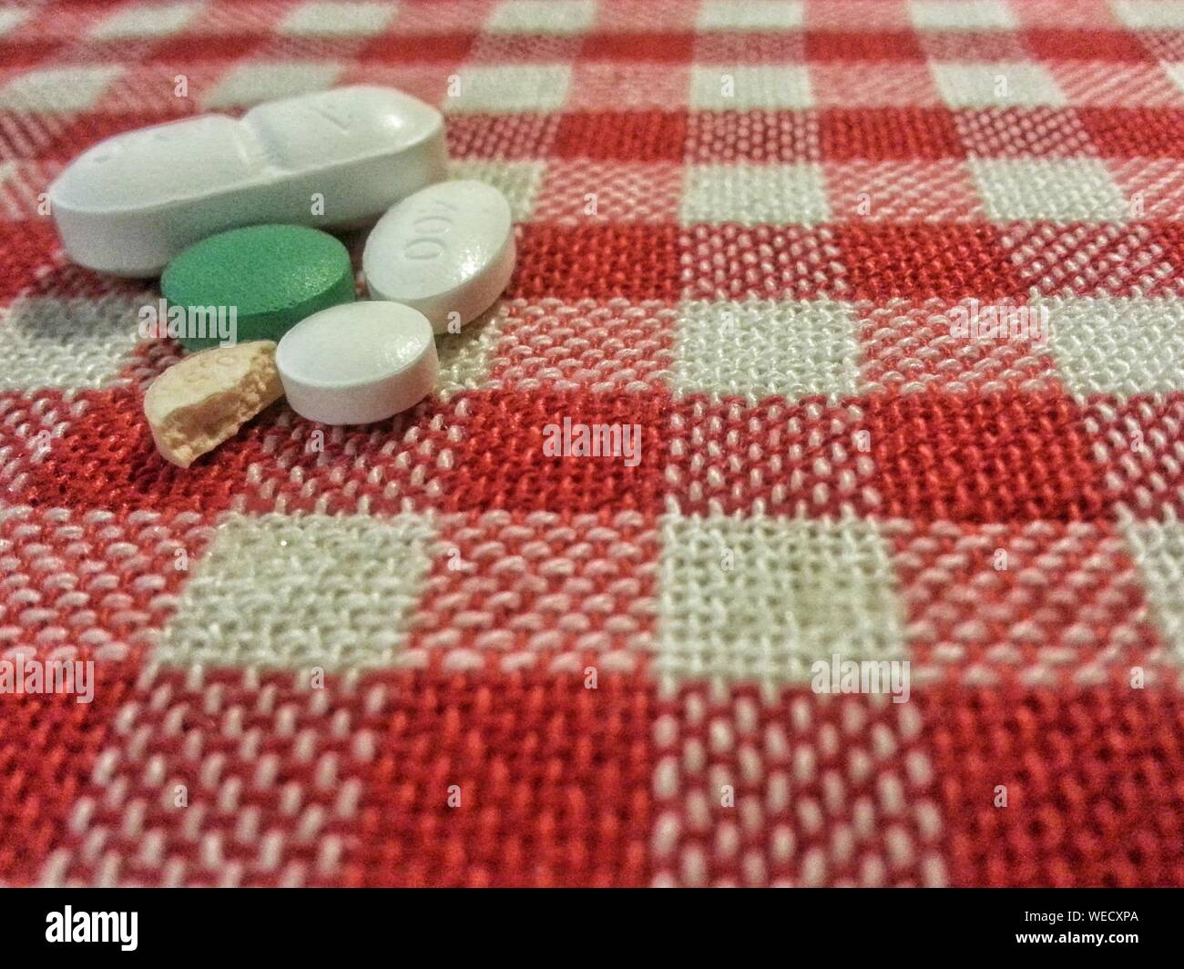 Close-up of Pills On Bed Banque D'Images