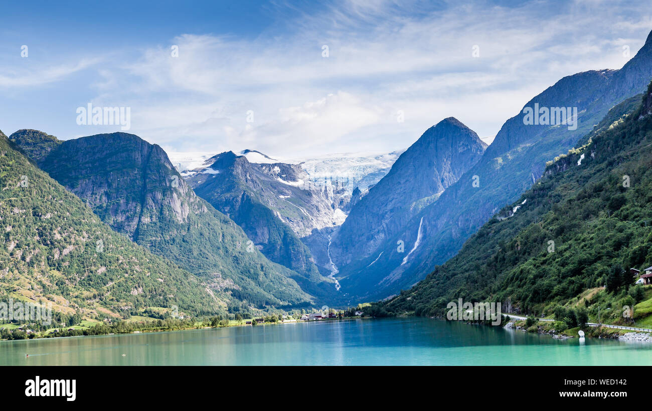 Vallée Oldedalen avec de majestueuses montagnes, rivières, cascades et impressionnant glacier Jostedalsbreen en arrière-plan en Norvège, Scandinavie Banque D'Images