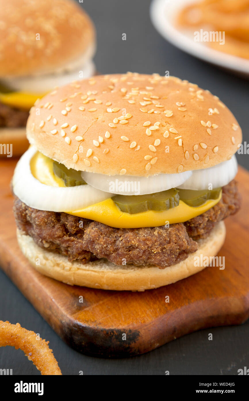 Des limaces Mississippi hamburgers avec des oignons sur une planche de bois rustique, vue de côté. Close-up. Banque D'Images