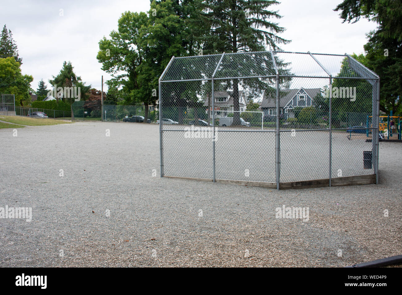 Le baseball ou le softball diamond dans une clôture en stationnement dans une petite ville ville canadienne de New Westminster, Colombie-Britannique, Canada. Banque D'Images