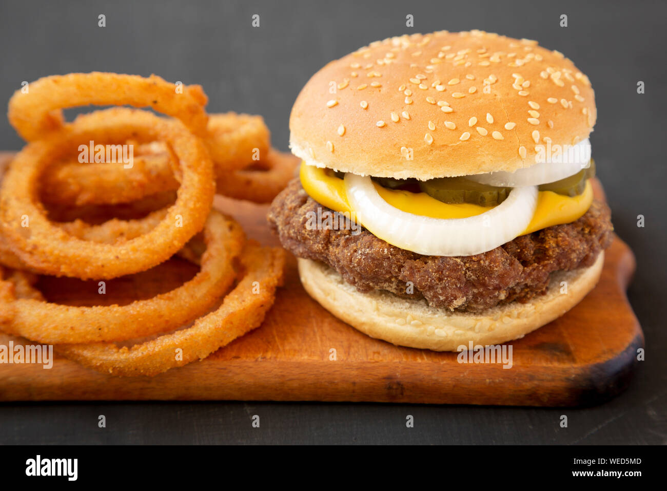 Des limaces Mississippi hamburgers avec des oignons sur une planche en bois rustique sur une surface noire, vue de côté. Close-up. Banque D'Images