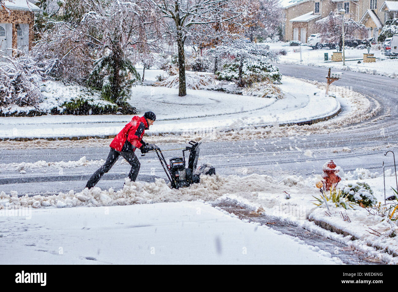 East Hannover, NJ - Nov 2014 - l'homme utilise la souffleuse à neige pour dégager son trottoir avant Banque D'Images