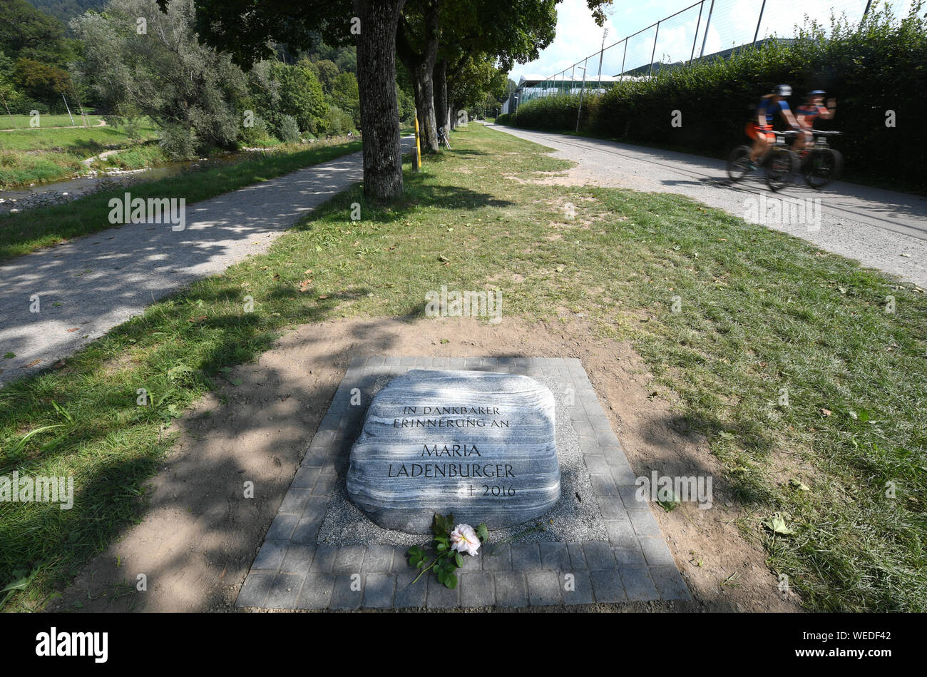30 août 2019, Bade-Wurtemberg, Fribourg : une rose se situe en face d'une pierre avec l'inscription 'En souvenir reconnaissant de Maria Ladenburger, est mort en 2016" entre deux chemins à côté de la rivière Dreisam. Le cercle des amis et le pasteur de l'Université de Fribourg avait suggéré la pierre commémorative à l'assassiné 2016 Maria étudiant. Il a été réalisé avec le soutien de la ville de Fribourg. Les parents de l'étudiant tué a fondé l'Maria Ladenburger Foundation' au printemps 2018. La Fondation appuie les étudiants de l'Université de Fribourg dans les situations difficiles. Photo : Patrick Seeger/ Banque D'Images