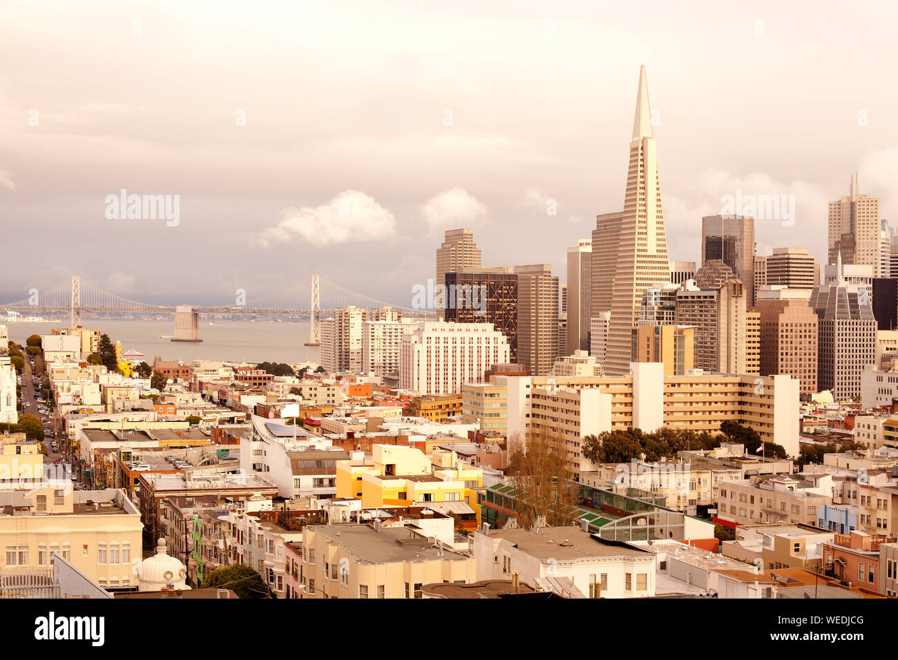 Financial District, North Beach, le quartier et San Francisco-Oakland Bay Bridge, San Francisco, California, USA Banque D'Images