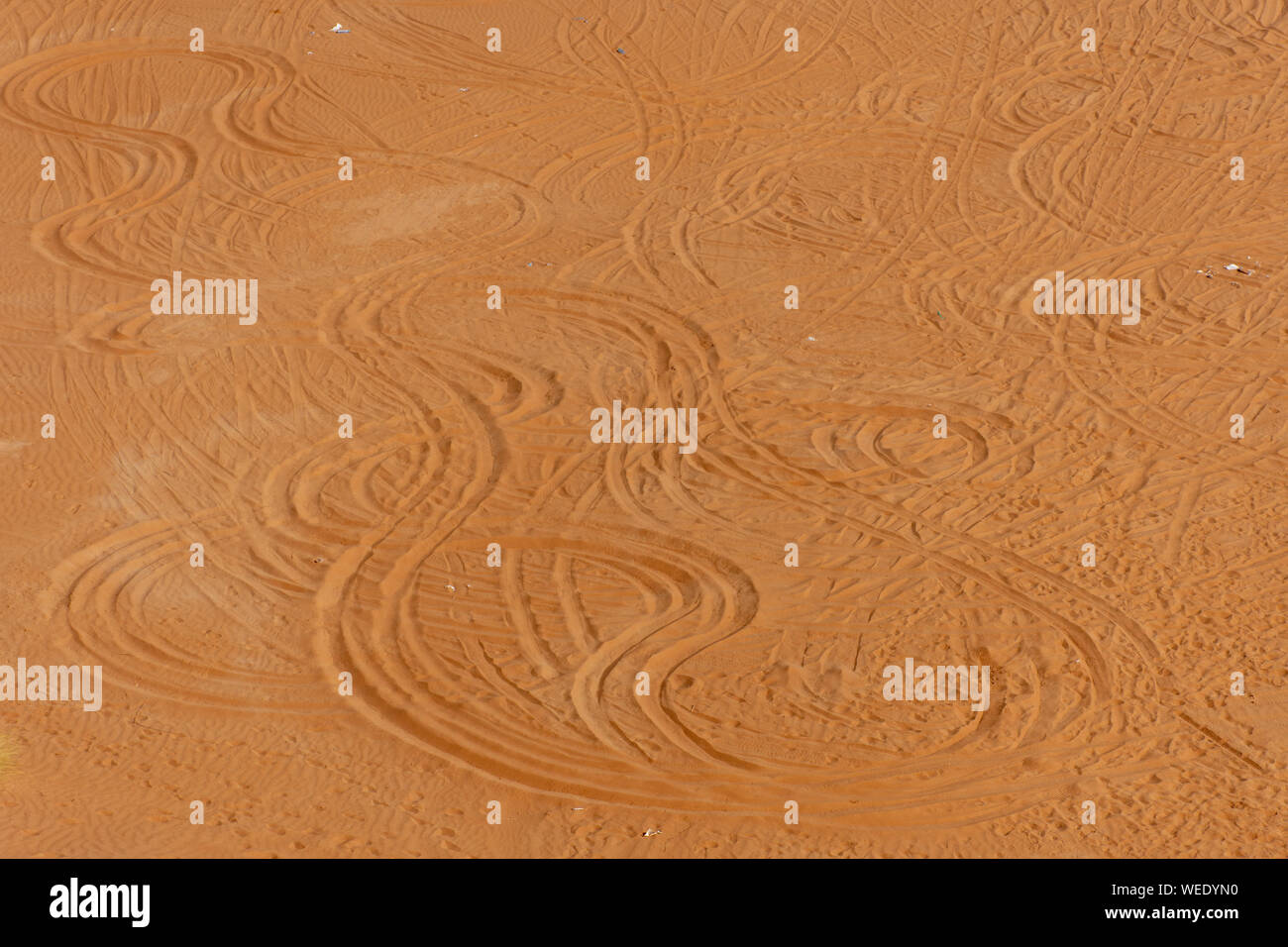 4x4 voies dans le sable du désert des Émirats arabes unis en cercles montrant off road amusant pour les VUS dune bashing. Banque D'Images