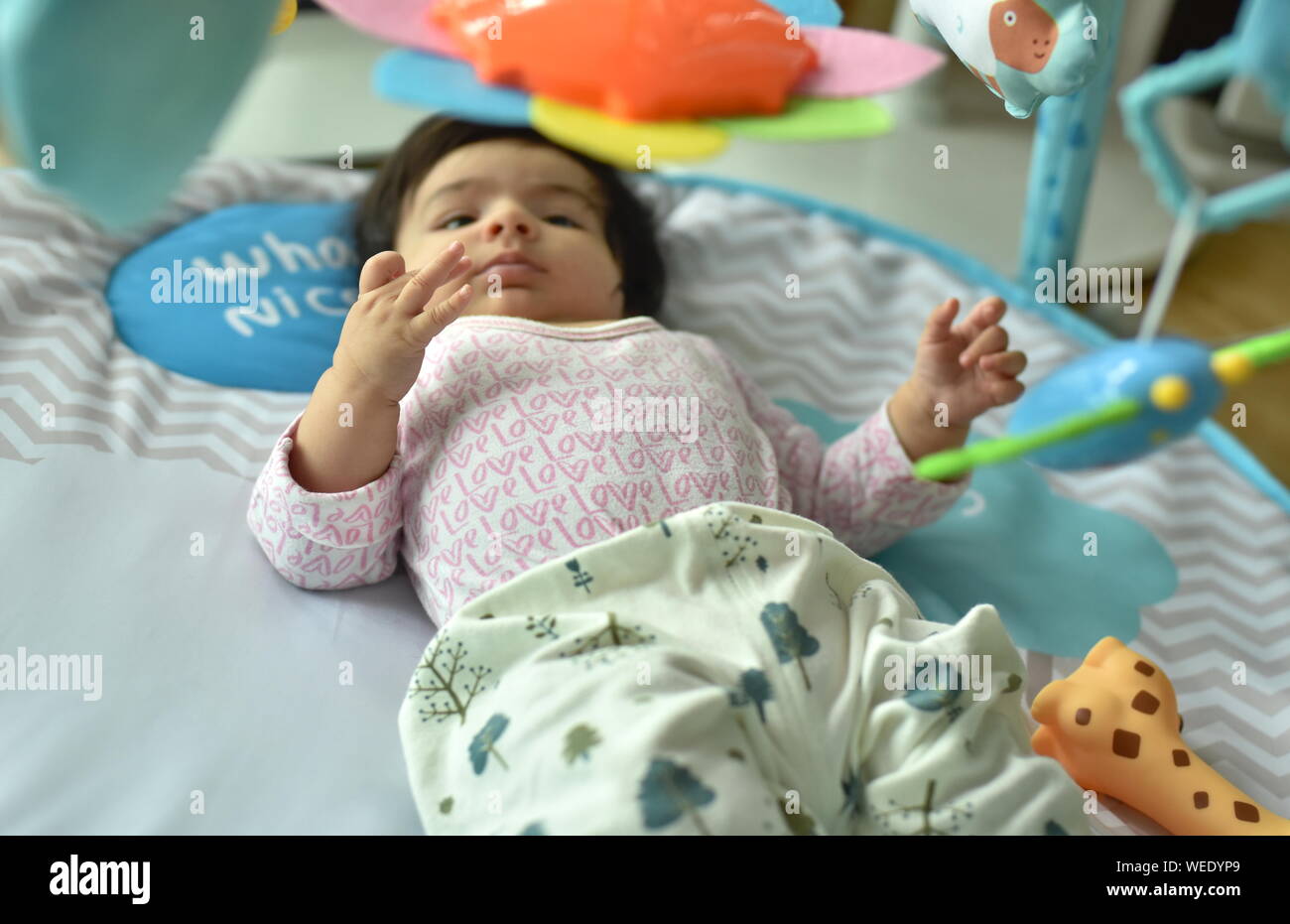 Bébé fille joue dans l'activité de sport tapis de jeu Banque D'Images