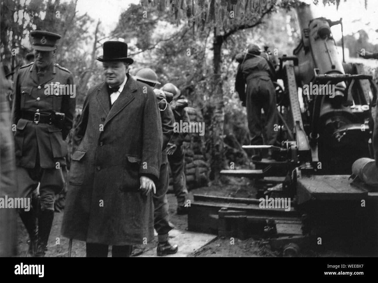 Winston Churchill inspectant les défenses d'invasion dans le sud de l'Angleterre, 14 juillet 1940 Banque D'Images