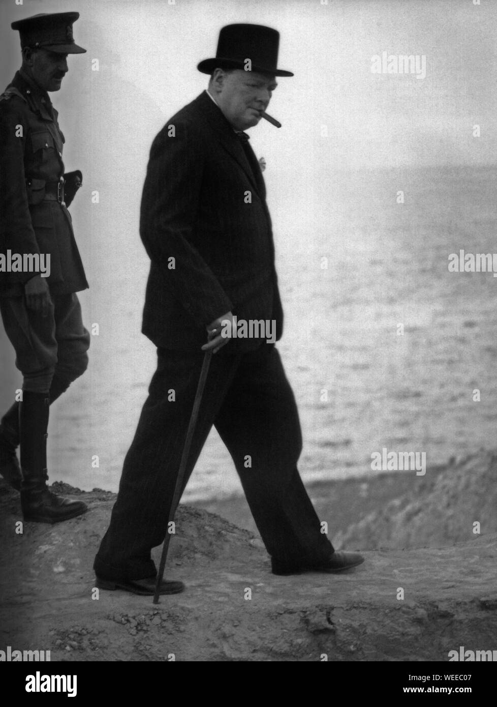 Winston Churchill inspecte les placements d'armes sur la côte sud. Juillet 1940. Banque D'Images