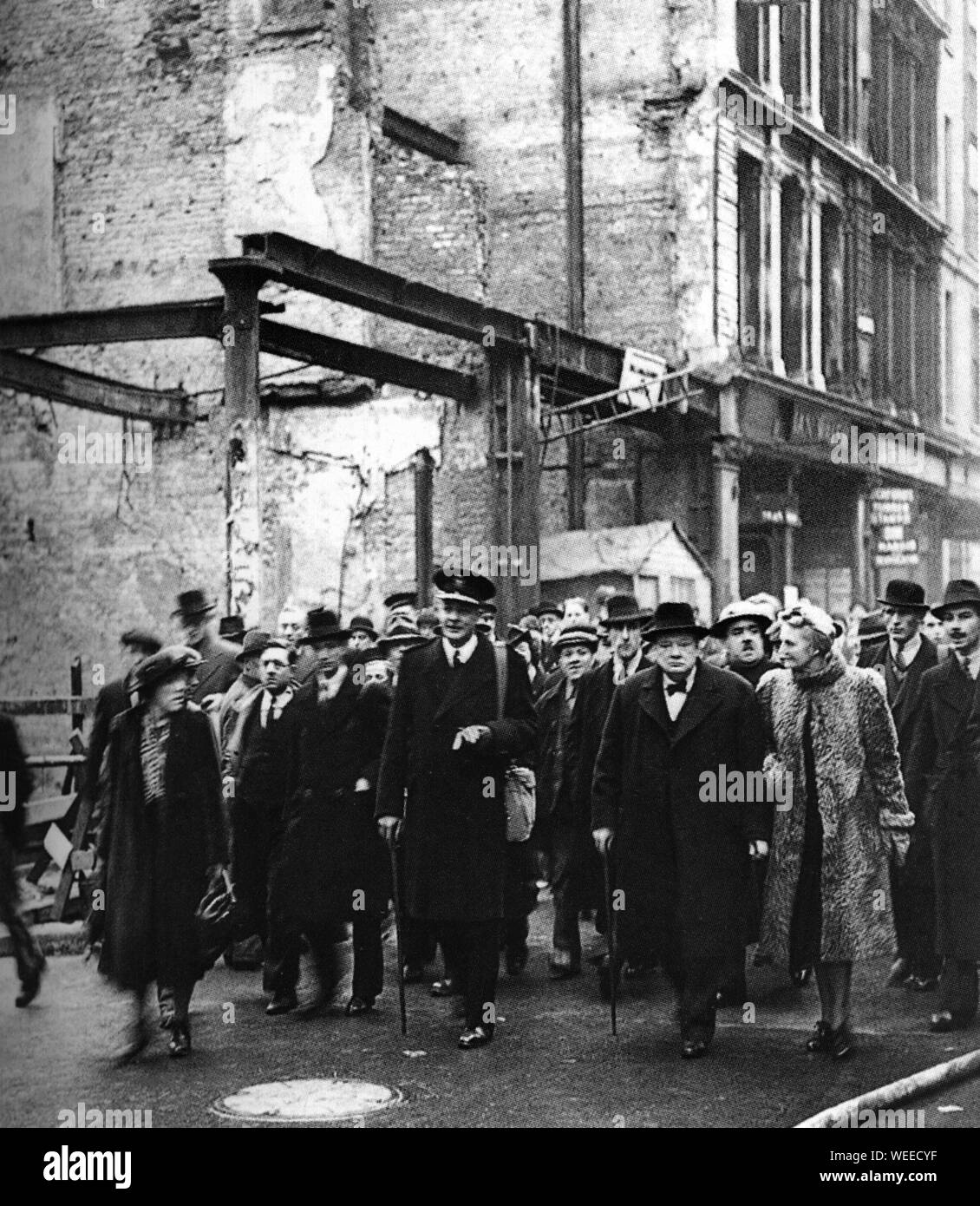 Winston Churchill et son épouse Clementine visitent les dégâts causés par la bombe À Londres.30 décembre 1940 Banque D'Images