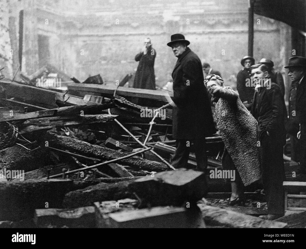 Winston Churchill avec son épouse, Clementine, voir les ruines du Guildhall après un raid de bombardement allemand. 30 décembre 1940 Banque D'Images