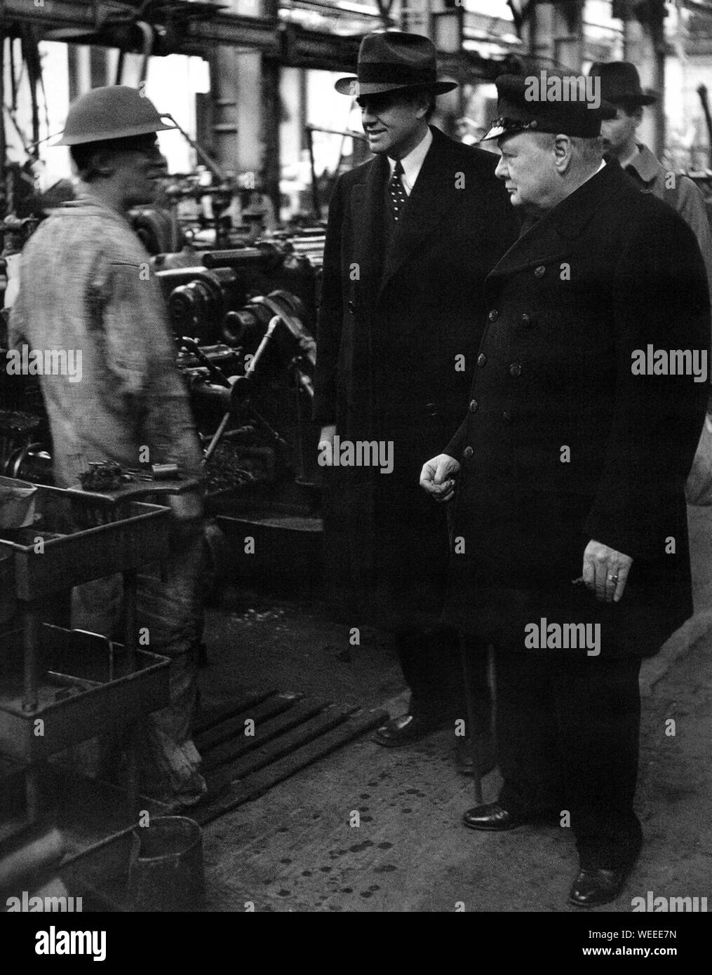 Winston Churchill en visite à Plymouth après des bombardements intensifs sur la ville, accompagné d'Averell Harriman, envoyé spécial des États-Unis, le 2 mai 1941 Banque D'Images