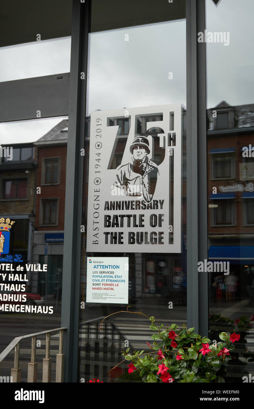 Dans la fenêtre de l'affiche célébrant le 75e Anniversery de la Bataille des Ardennes. Bastogne. Belgique Banque D'Images