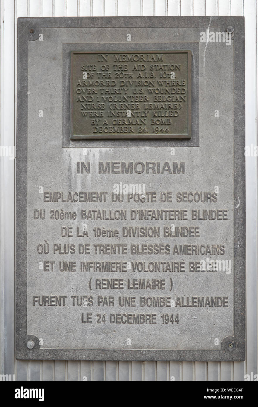 Plaque commémorative sur le site de l'infirmerie où des soldats et des volontaires ont été tués par une bombe allemande pendant la Bataille des Ardennes. Bastogne. Banque D'Images