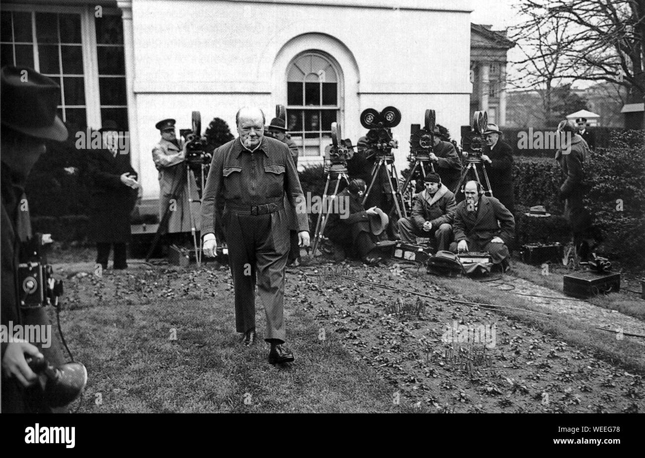Winston Churchill portant son costume de marque 'siren' dans le jardin de la Maison Blanche. Décembre 1941 Banque D'Images