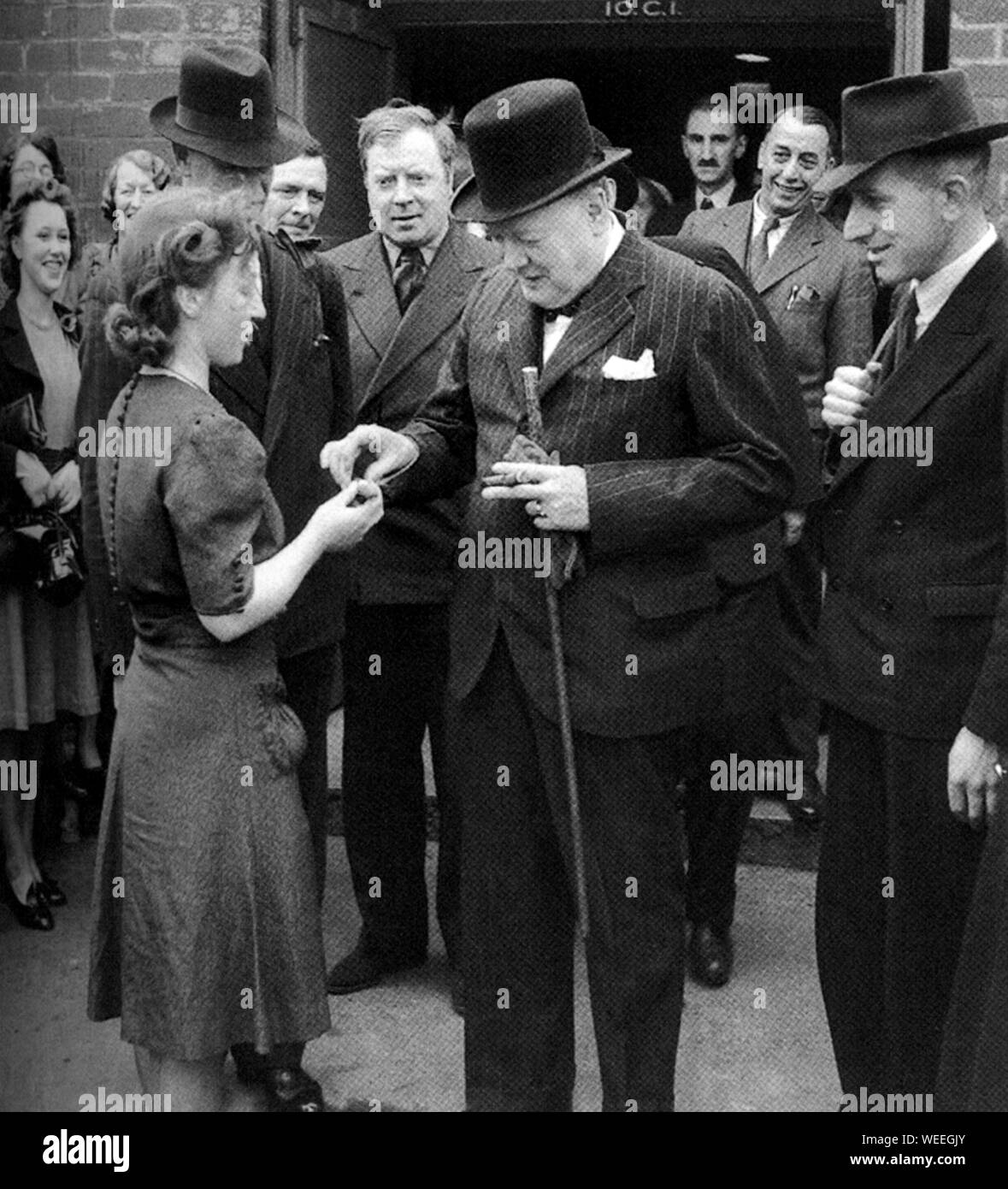 Winston Churchill visite une usine d'armement en mai 1942 Banque D'Images