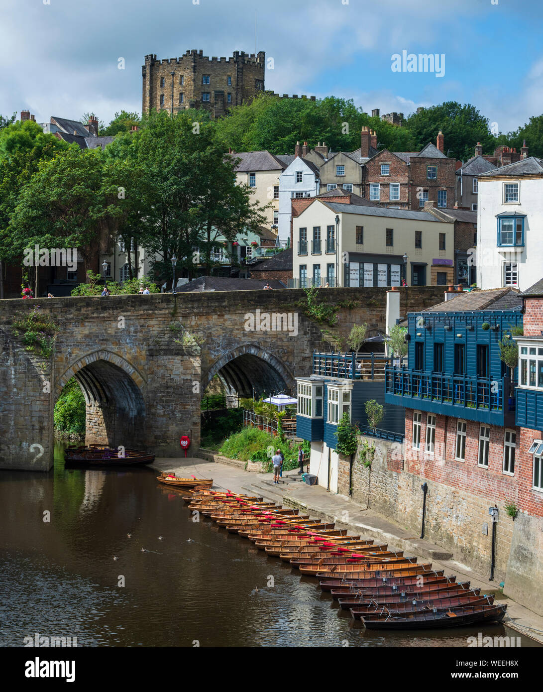 Sur l'usure de la rivière dans la ville de Durham location bateau accessible au Brown Barques au-dessous du pont Elvet boathouse donjon de château de Durham. Banque D'Images