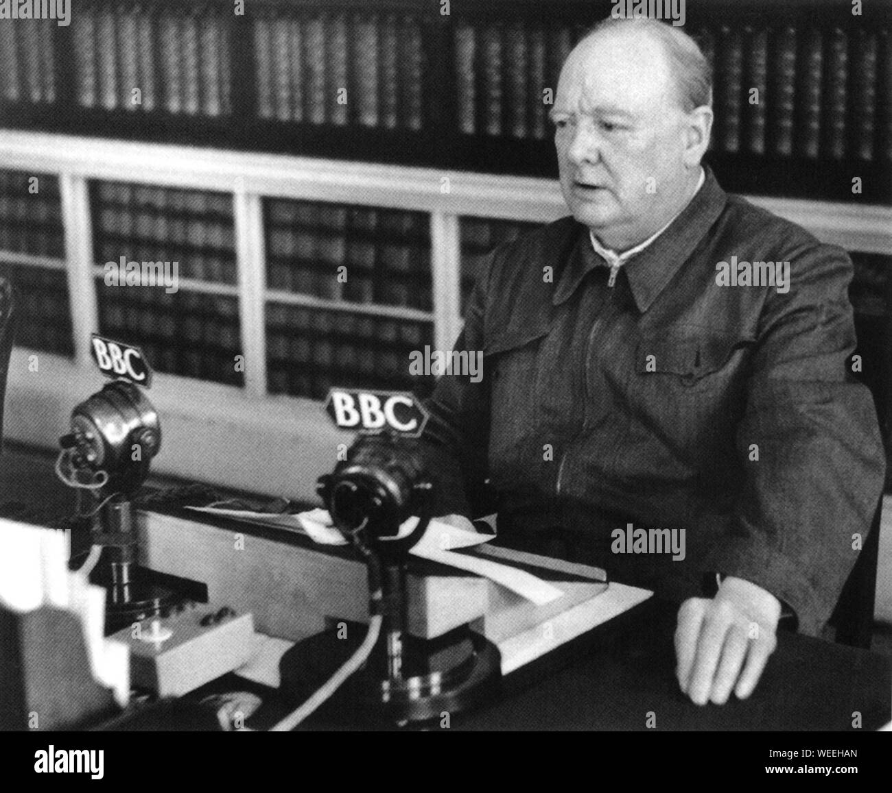 Churchill diffusant sur la BBC des informations sur le fait que les succès britanniques dans le désert occidental, y compris El Alamein, avaient réduit la menace allemande. Octobre 1942 Banque D'Images