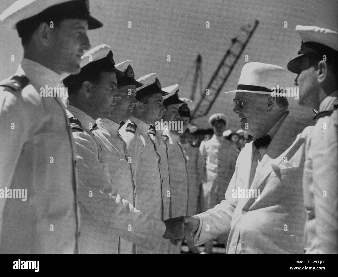 Winston Churchill en Afrique du Nord. Voici en train de serrer la main avec les officiers du Service sous-marin. Juin 1943 Banque D'Images