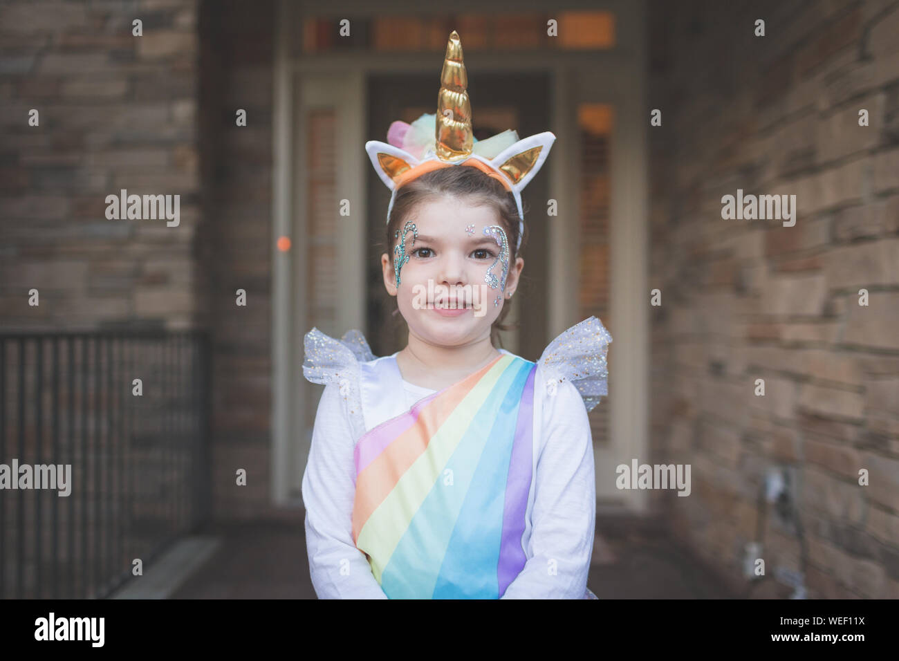 Petite fille vêtue comme une licorne pour Halloween Banque D'Images