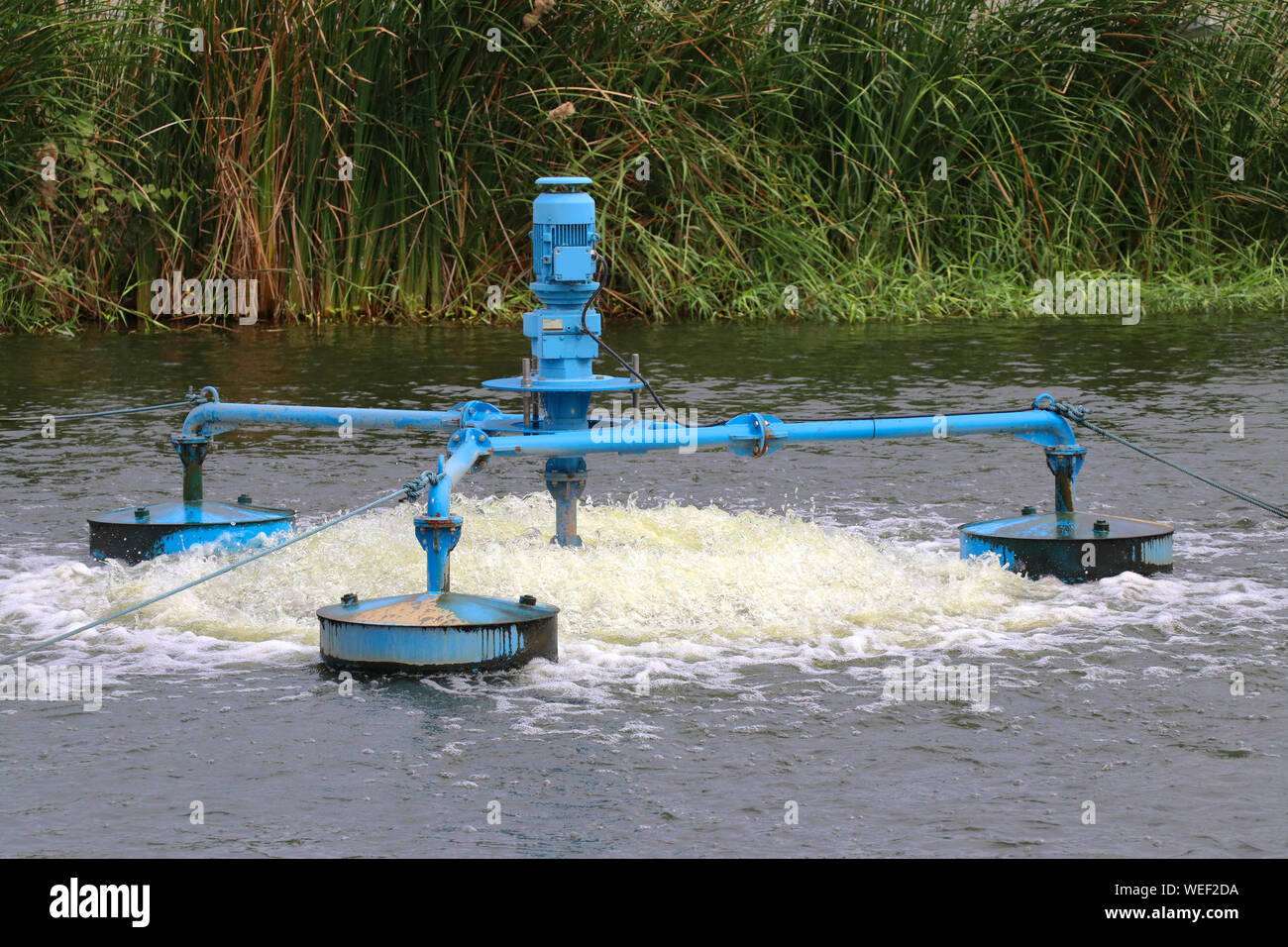 Traitement de l'eau en ajoutant de l'oxygène à l'eau à l'aide d'une hélice pour frapper les bulles. Banque D'Images