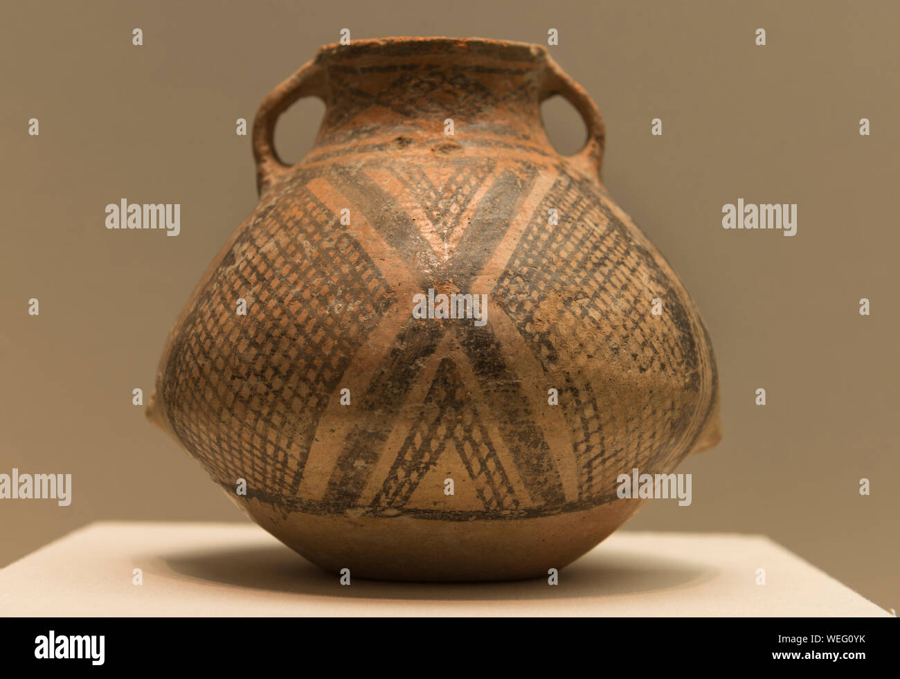 Binaural en poterie jar. 3800 - 3600 il y a des années. Le Musée de la région autonome Uygur du Xinjiang. Banque D'Images