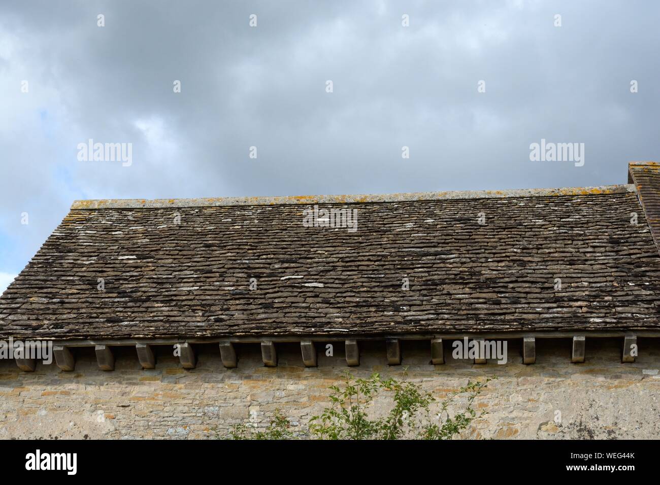 La pierre ancienne tuiles sur le toit de l'Oddas Chapelle 11 ème siècle chapelle Deerhurst Angleterre Gloucestershire UK Banque D'Images