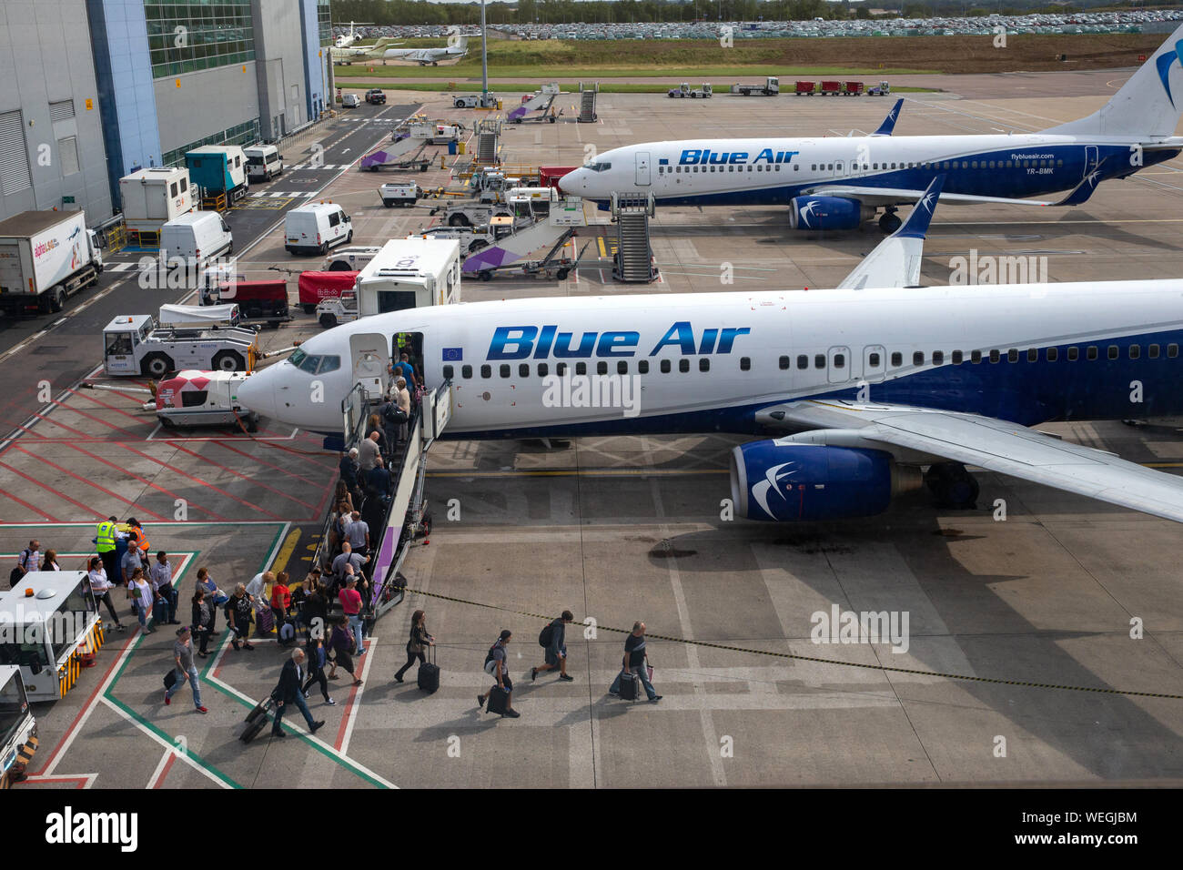 Blue Air avions sur le tarmac de l'aéroport de Luton. C'est une compagnie  aérienne roumaine fondée par Nelu Iordache, basé à Bucarest Photo Stock -  Alamy