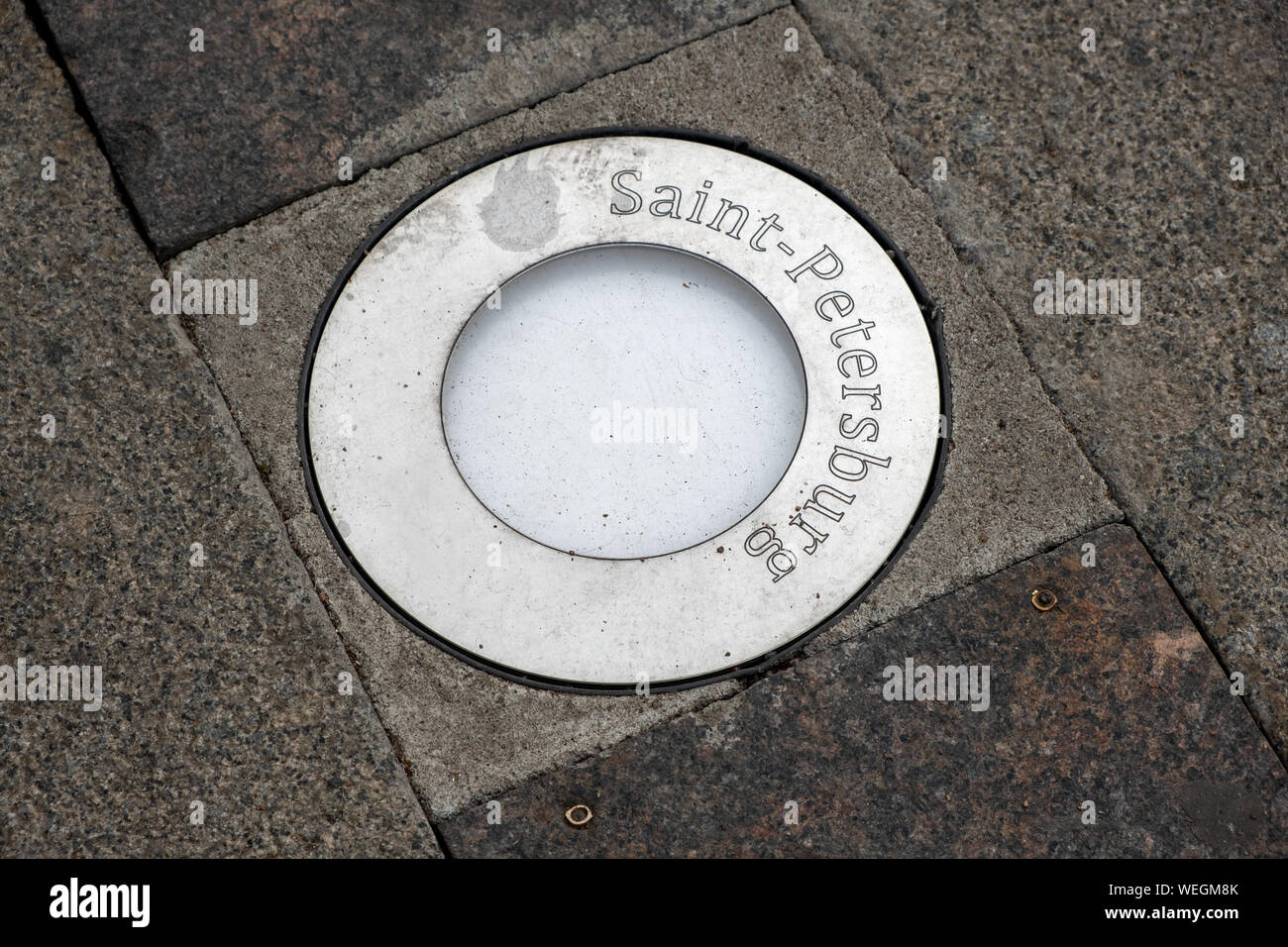 Pleins feux électriques encastrés au sol à Saint-Pétersbourg, Russie Banque D'Images