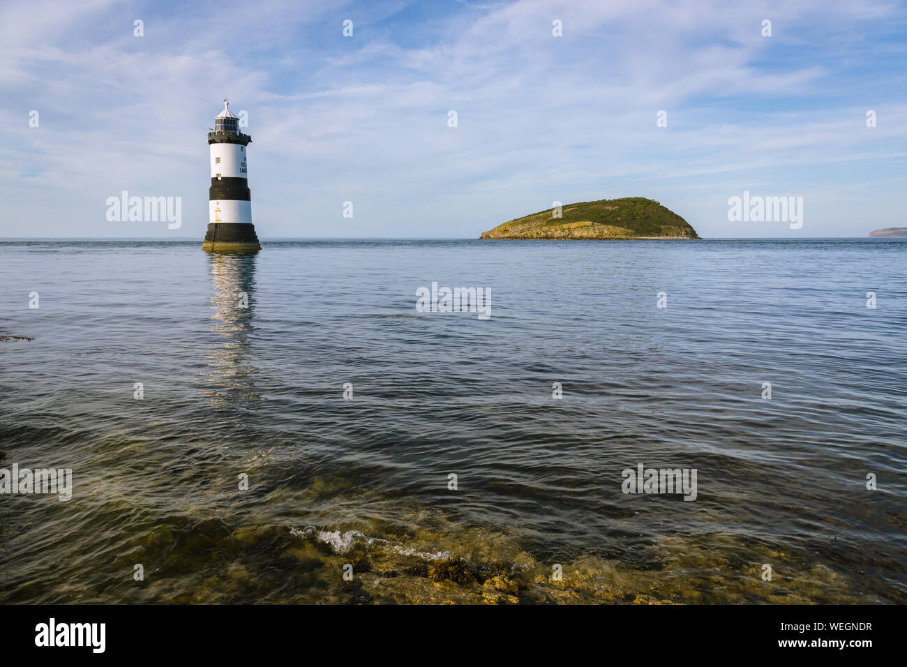 Penmon Point Anglesey au nord du Pays de Galles * 1963 : ouverture intégrale avec le phare et l'Île du Macareux. La lumière a été construite entre 1835 à 1838 Banque D'Images