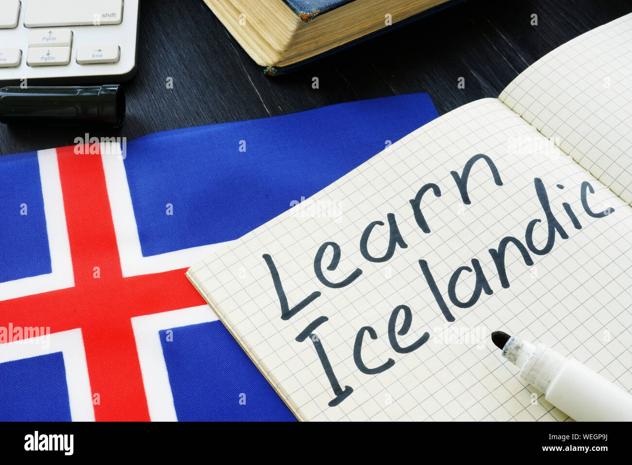 Apprendre l'Islandais écrit sur une page et d'un drapeau. Banque D'Images