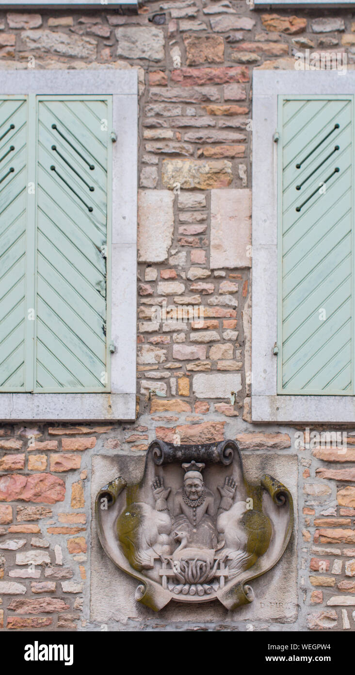 Relief Sculpté en pierre et menthe volets sur une maison à Beaune, bourgogne, france Banque D'Images