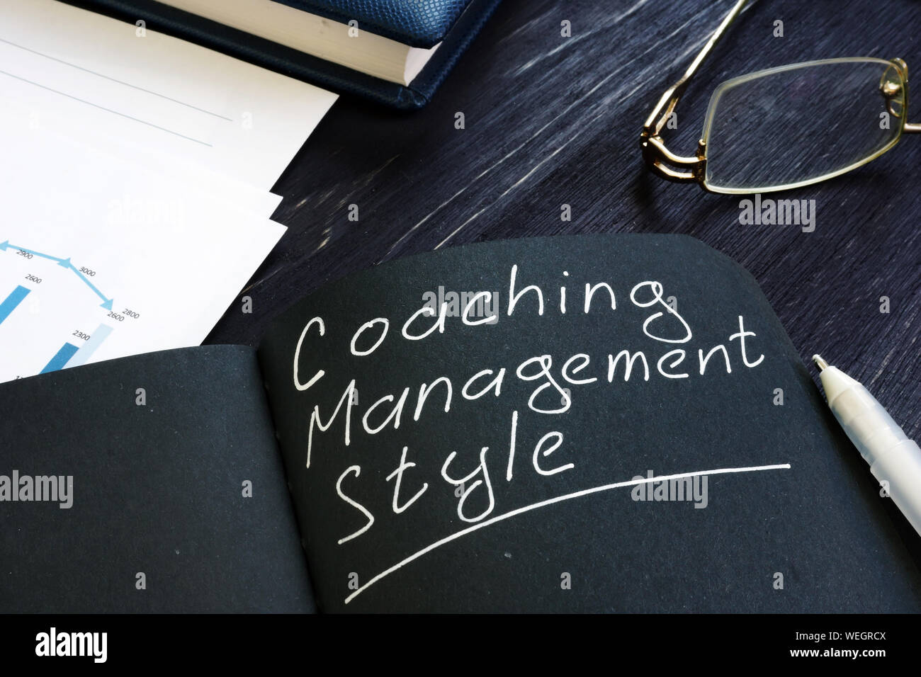 Style de gestion Coaching inscription manuscrite et lunettes. Banque D'Images
