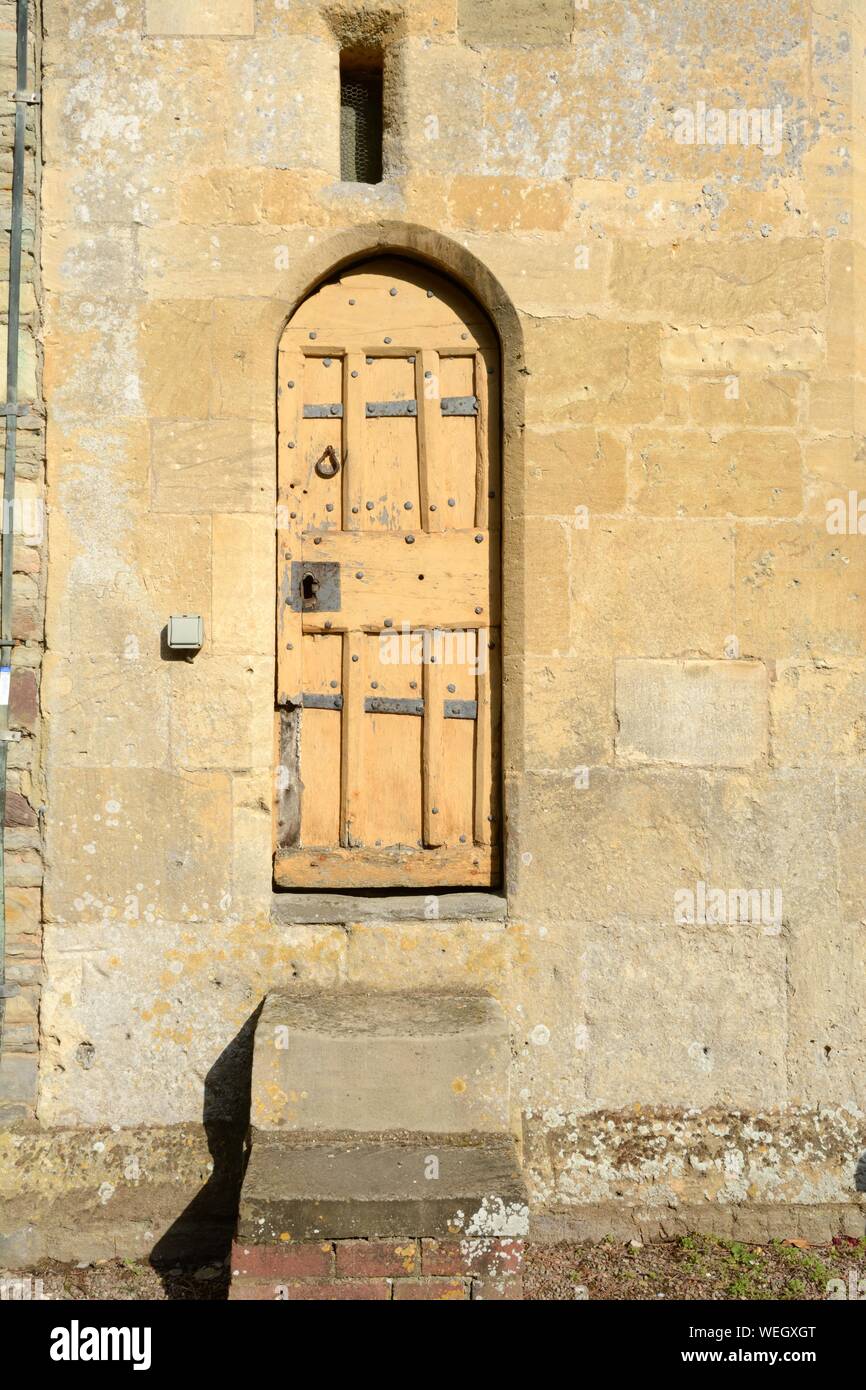 Petite porte inséré en 1856 pour avoir accès aux étages supérieurs de l'église prieurale St Marys Église anglo-saxonne Deerhurst Gloucestershire England UK Banque D'Images