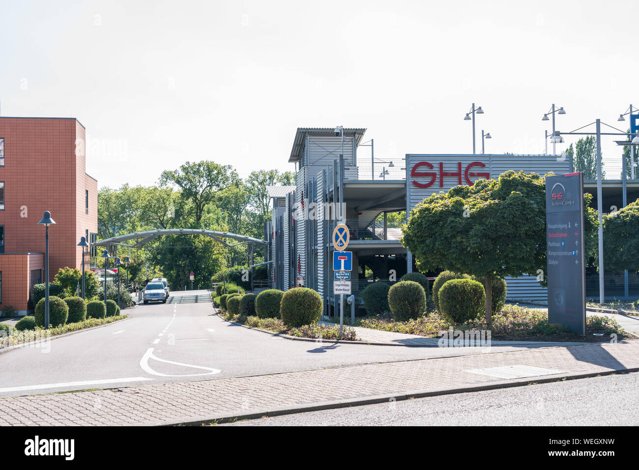 30 août 2019, La Sarre, Völklingen : l'entrée de l'entrée principale de la "HG Kliniken Völklingen', sur la droite est la clinique logo sur un parking à étages. Le bureau du procureur à Concordia est une enquête sur un homme de 27 ans infirmière pour cinq chefs d'accusation de meurtre et de deux chefs de tentative de meurtre. Il est dit avoir donné des médicaments d'urgence non prescrits aux patients afin de mettre en danger leur vie. Par la suite, il a essayé de réanimer sa. Photo : Dirk Guldner/dpa Banque D'Images