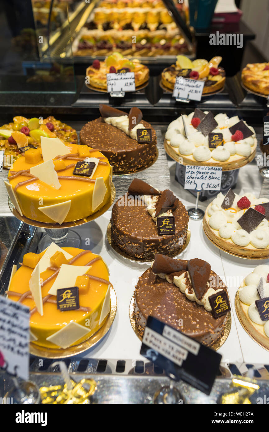 Des Gateaux Dans Une Patisserie Boulangerie Paris Photo Stock Alamy