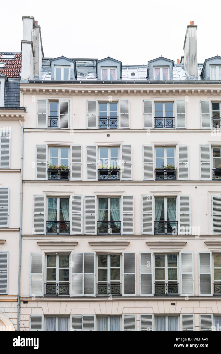 Immeuble par la Seine, Paris, France Banque D'Images